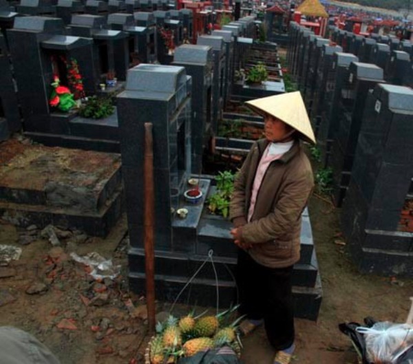 Sau Tết Âm lịch người dân thường đi tạ mộ, biết được điều này người dân đã mang nông sản đến tận nghĩa trang để bán.